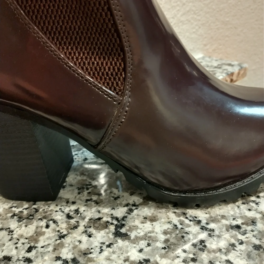 Breckelle's Brown Burgundy Chunky Heel Ankle Boot Elastic Shiney 7 1/2 FLAWS - Picture 5 of 15